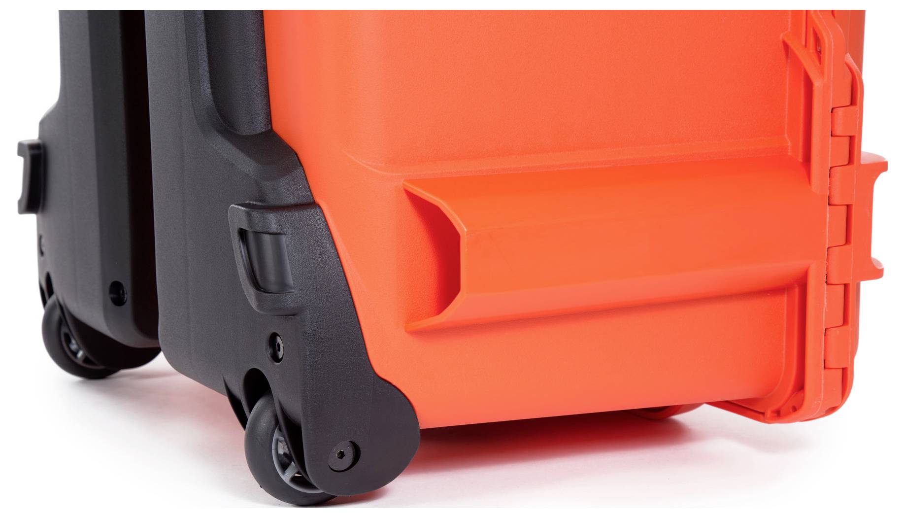 Pomarańczowa walizka twarda z wytrzymałymi czarnymi kółkami i zabezpieczającymi narożnikami. Idealna do bezpiecznego transportu urządzeń.