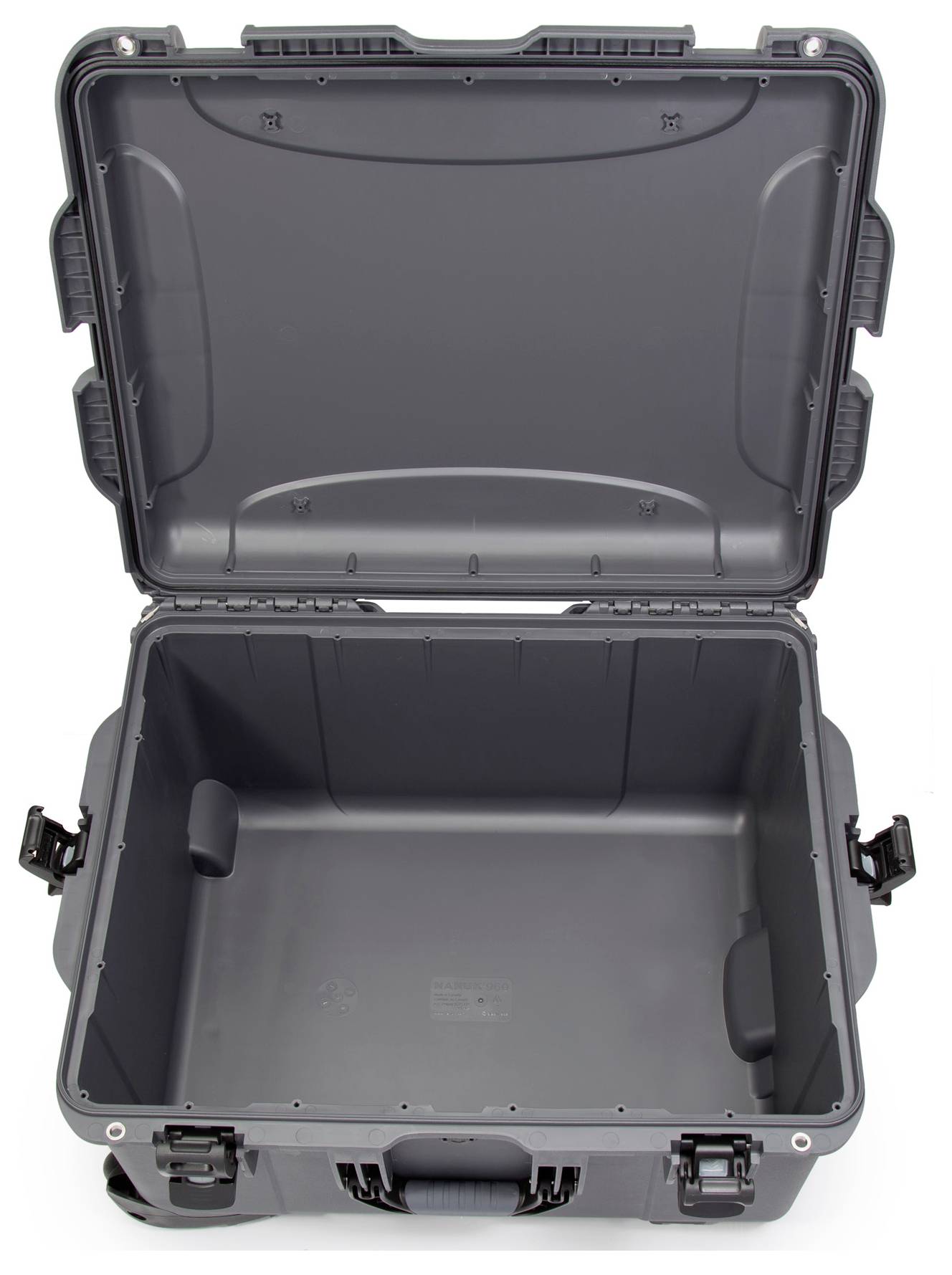 Duży, otwarty czarny kufer o solidnej konstrukcji z wyściełanym wnętrzem, idealny do przewożenia delikatnego sprzętu.