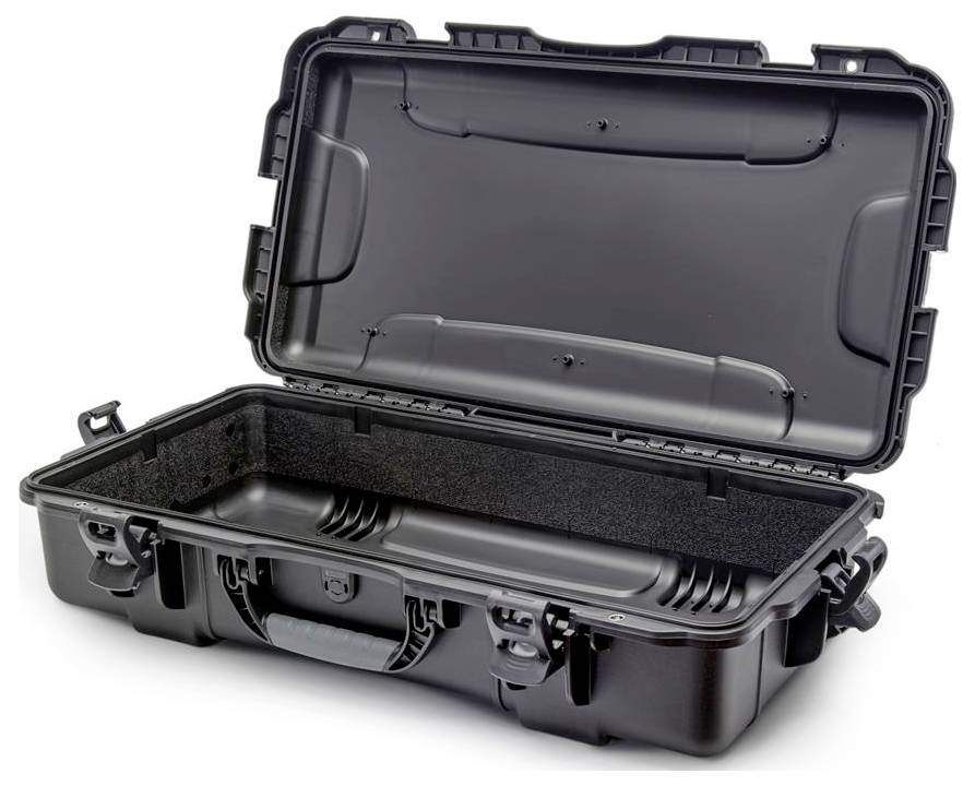 Czarny, otwarty twardy kufer z wyściółką piankową, odpowiedni do bezpiecznego transportu delikatnych przedmiotów.