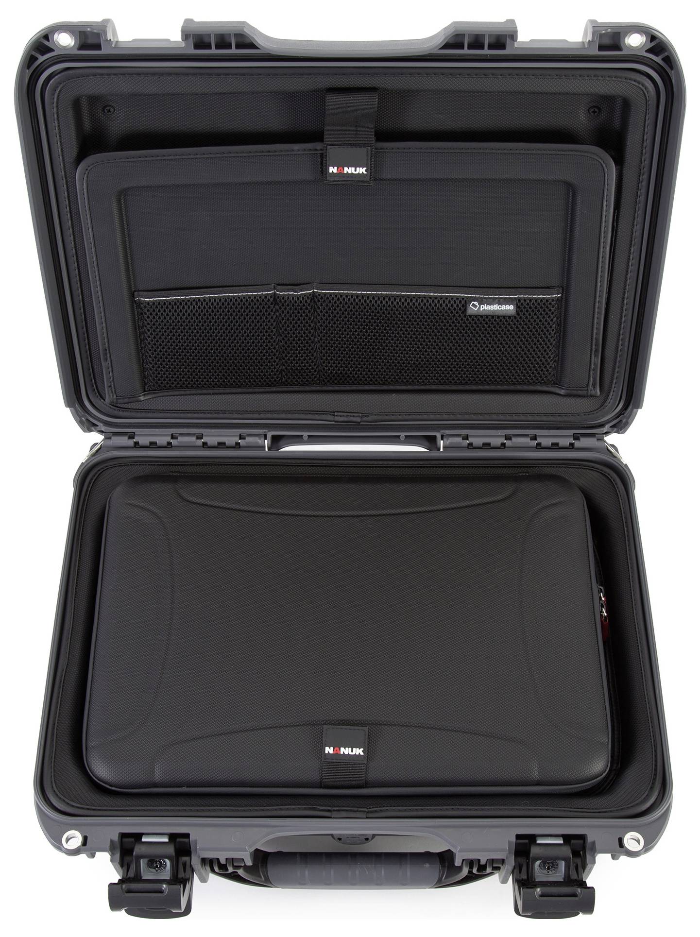 Otwarty czarny twardy kufer wewnątrz ujawnia mniejszy kufer oraz siatkową kieszeń przy pokrywie.