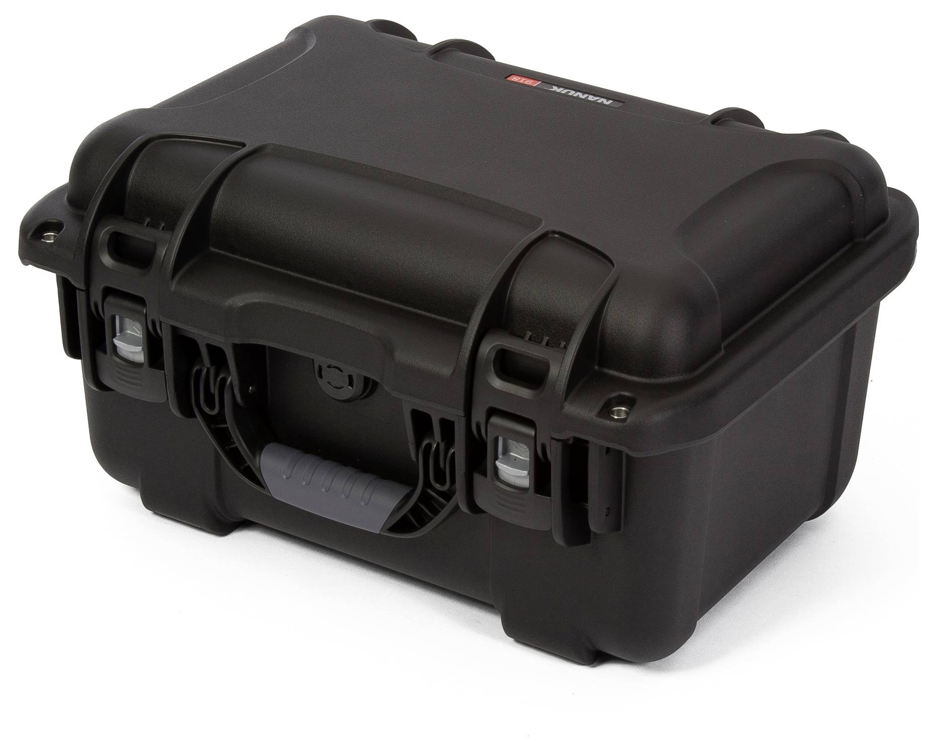 Czarny, wytrzymały kufer z tworzywa sztucznego z dwoma srebrnymi zamkami i uchwytem, odpowiedni do bezpiecznego transportu sprzętu.