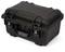 Czarny, wytrzymały kufer z tworzywa sztucznego z dwoma srebrnymi zamkami i uchwytem, odpowiedni do bezpiecznego transportu sprzętu.