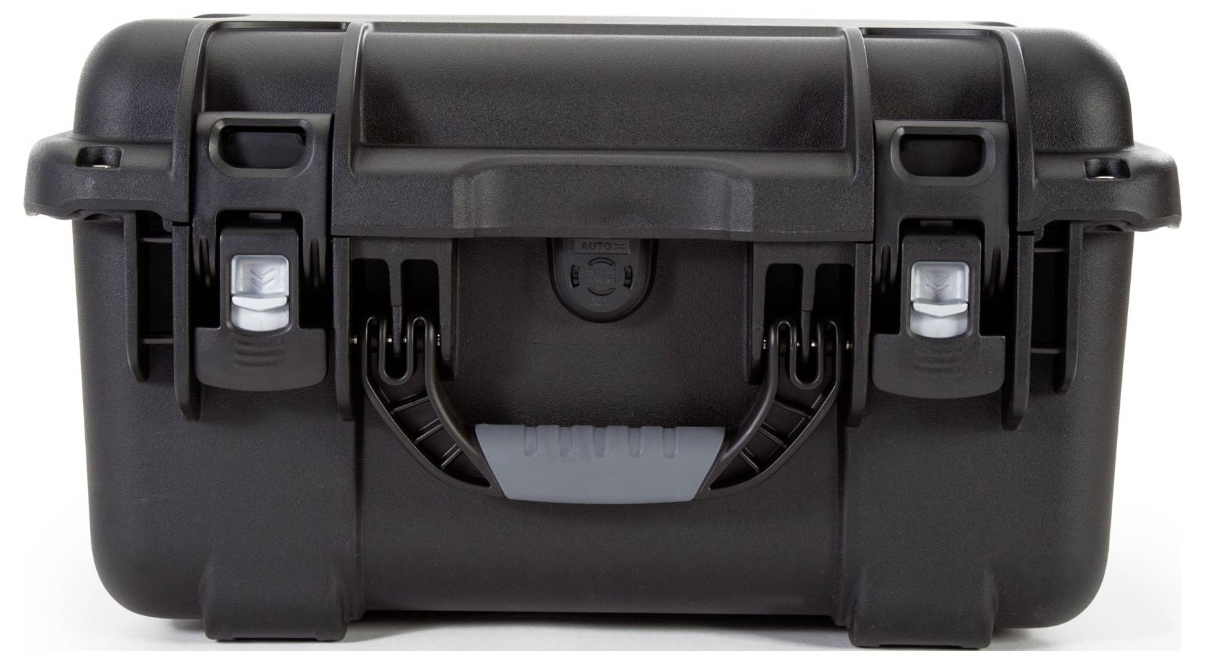 Czarny, wytrzymały kufer z dwoma srebrnymi klamrami, odpowiedni do bezpiecznego transportu delikatnych urządzeń.