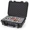Czarny sztywny futerał z otwartą pokrywą prezentuje wnętrze z regulowanymi szarymi przegródkami, odpowiednimi do przechowywania delikatnego sprzętu.