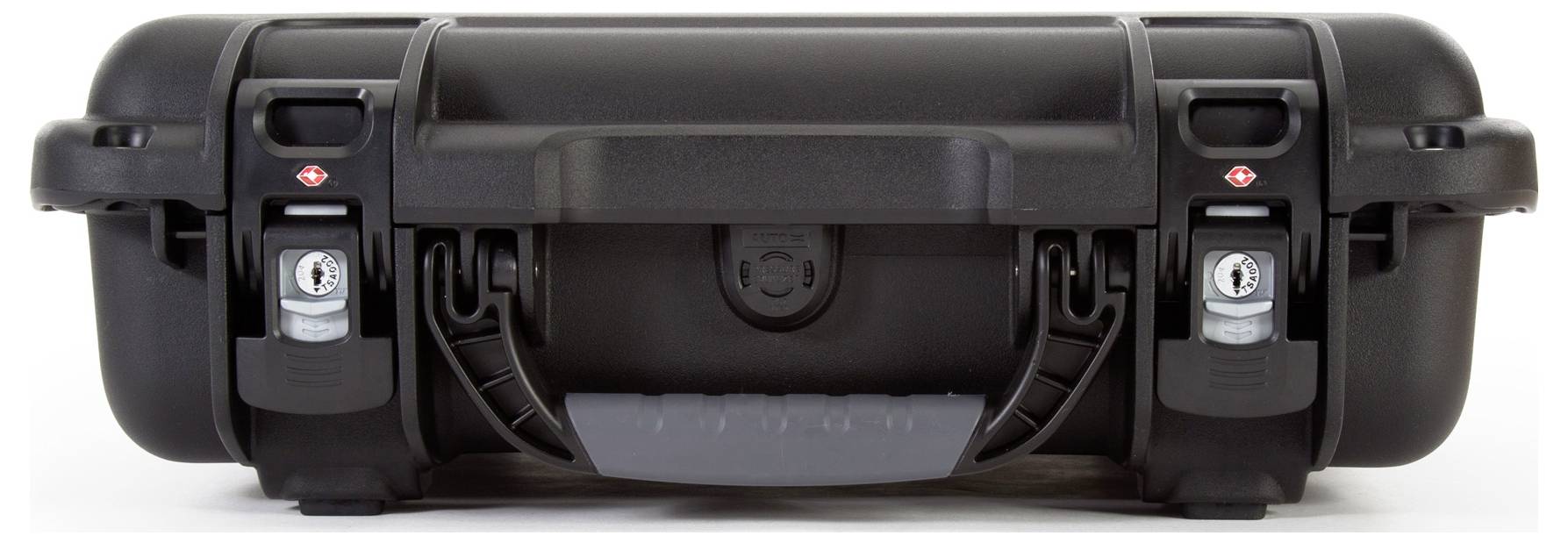 Czarny, wytrzymały kufer z uchwytem i zamkami, idealny do bezpiecznego transportu delikatnych przedmiotów.