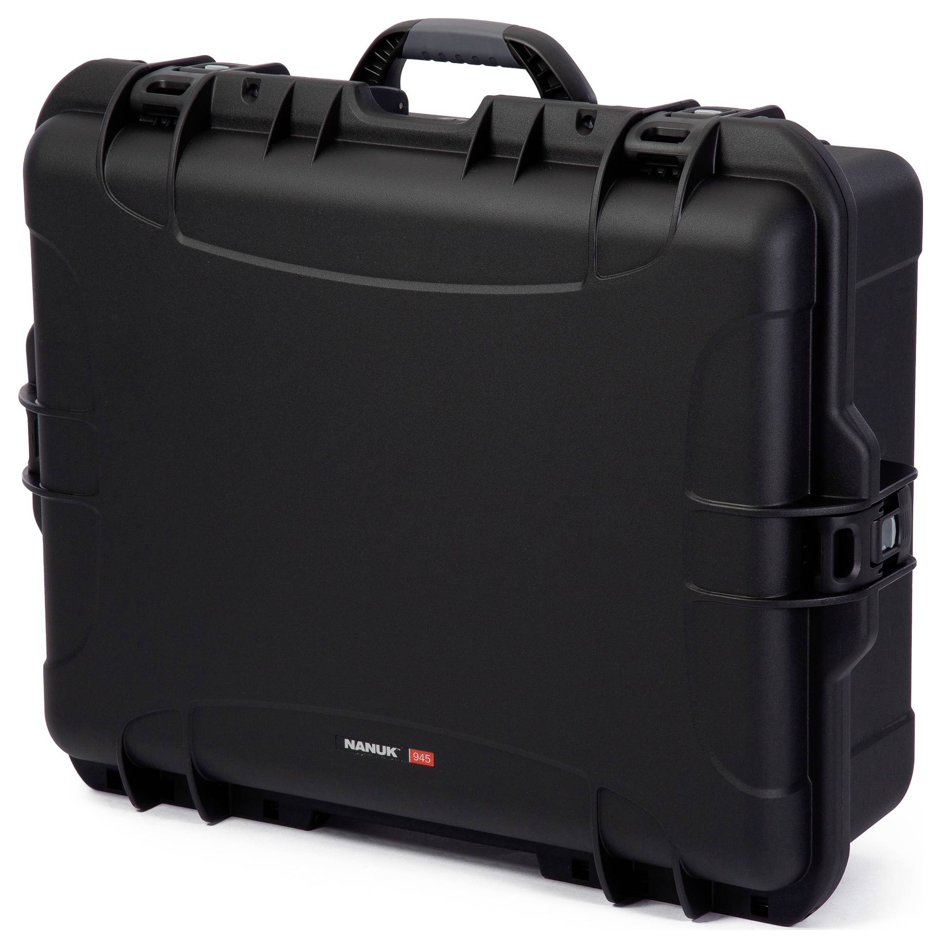 Czarny, wytrzymały kufer z uchwytem i zamkami. Idealny do bezpiecznego transportu i ochrony delikatnego sprzętu.