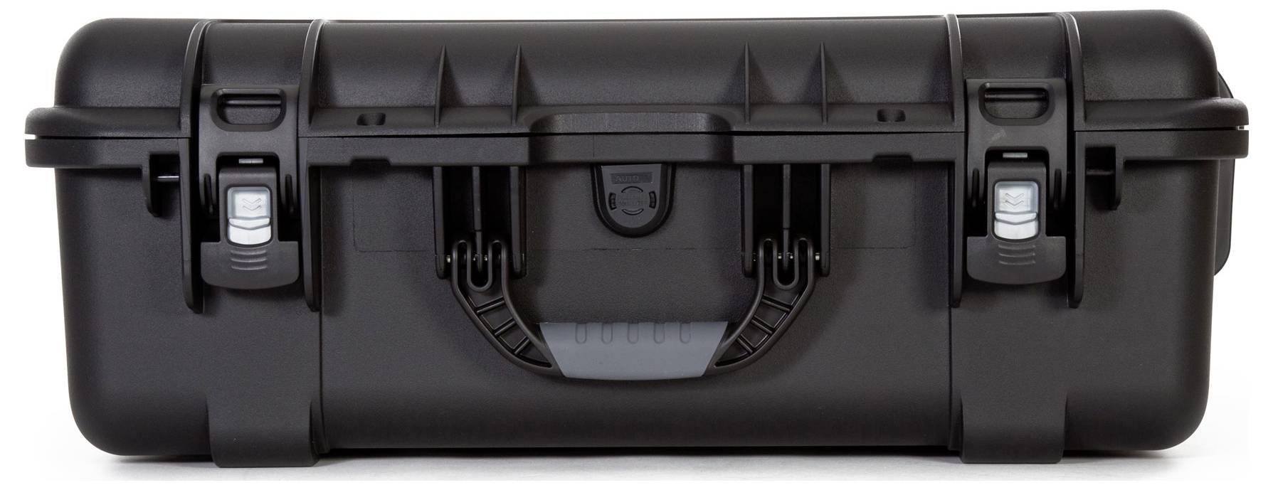 Czarny, wytrzymały kufer twardy z dwoma zamkami i uchwytem, idealny do bezpiecznego transportu delikatnego sprzętu.