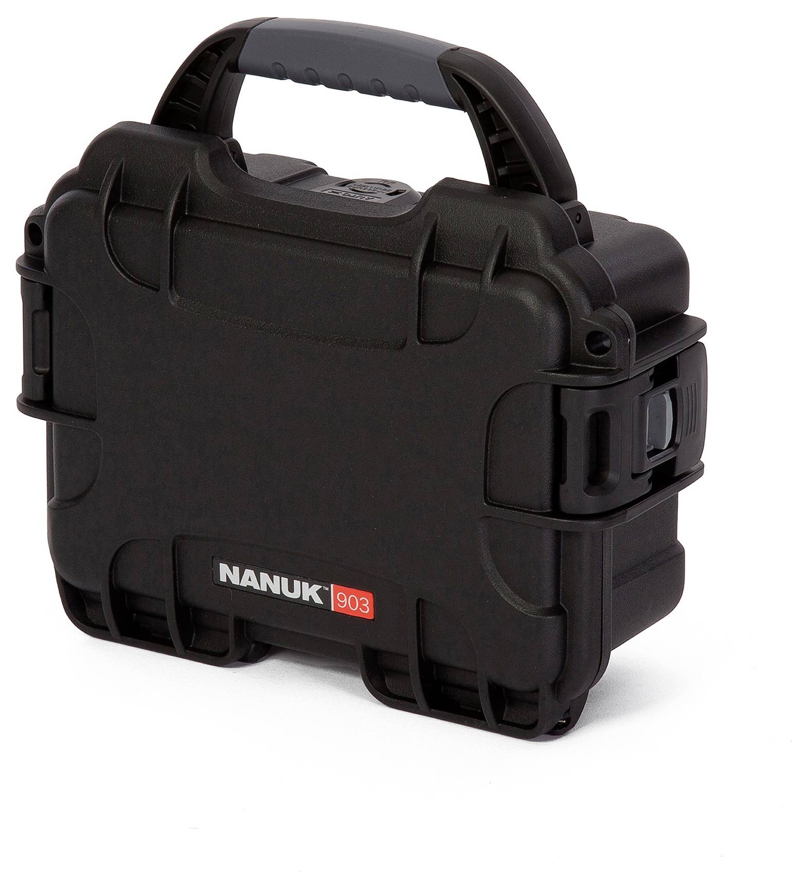 Czarny futerał ochronny Nanuk 903 z uchwytem; wytrzymała konstrukcja do zabezpieczenia sprzętu.