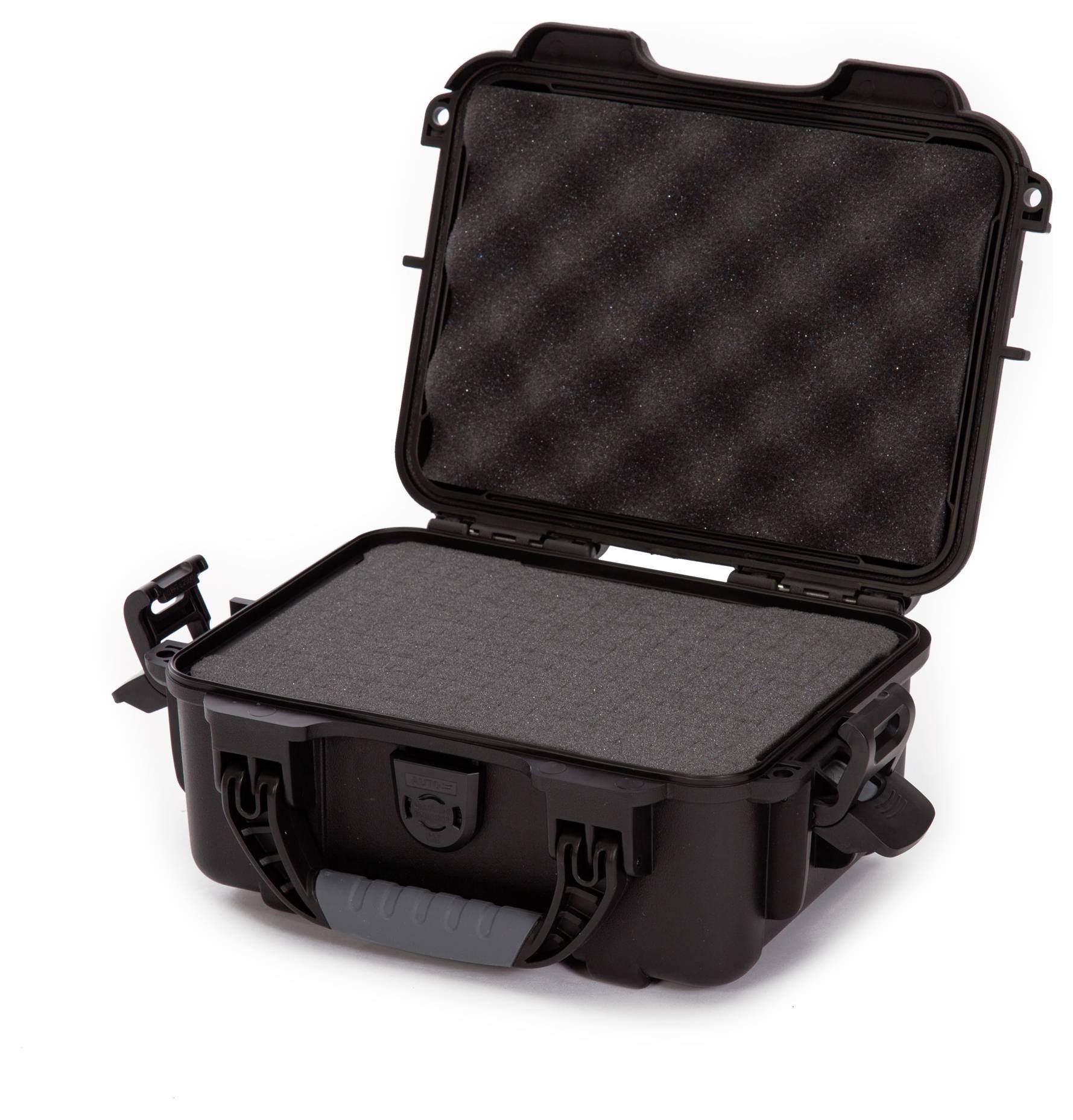 Czarny, otwarty twardy kufer z wkładką piankową, odpowiedni do ochrony delikatnych przedmiotów podczas transportu.