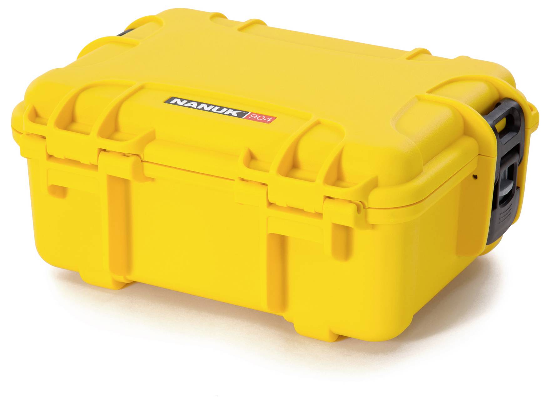 Żółty, wytrzymały kufer ochronny Nanuk 904 z czarnym zamknięciem, odpowiedni do bezpiecznego transportu delikatnego sprzętu.