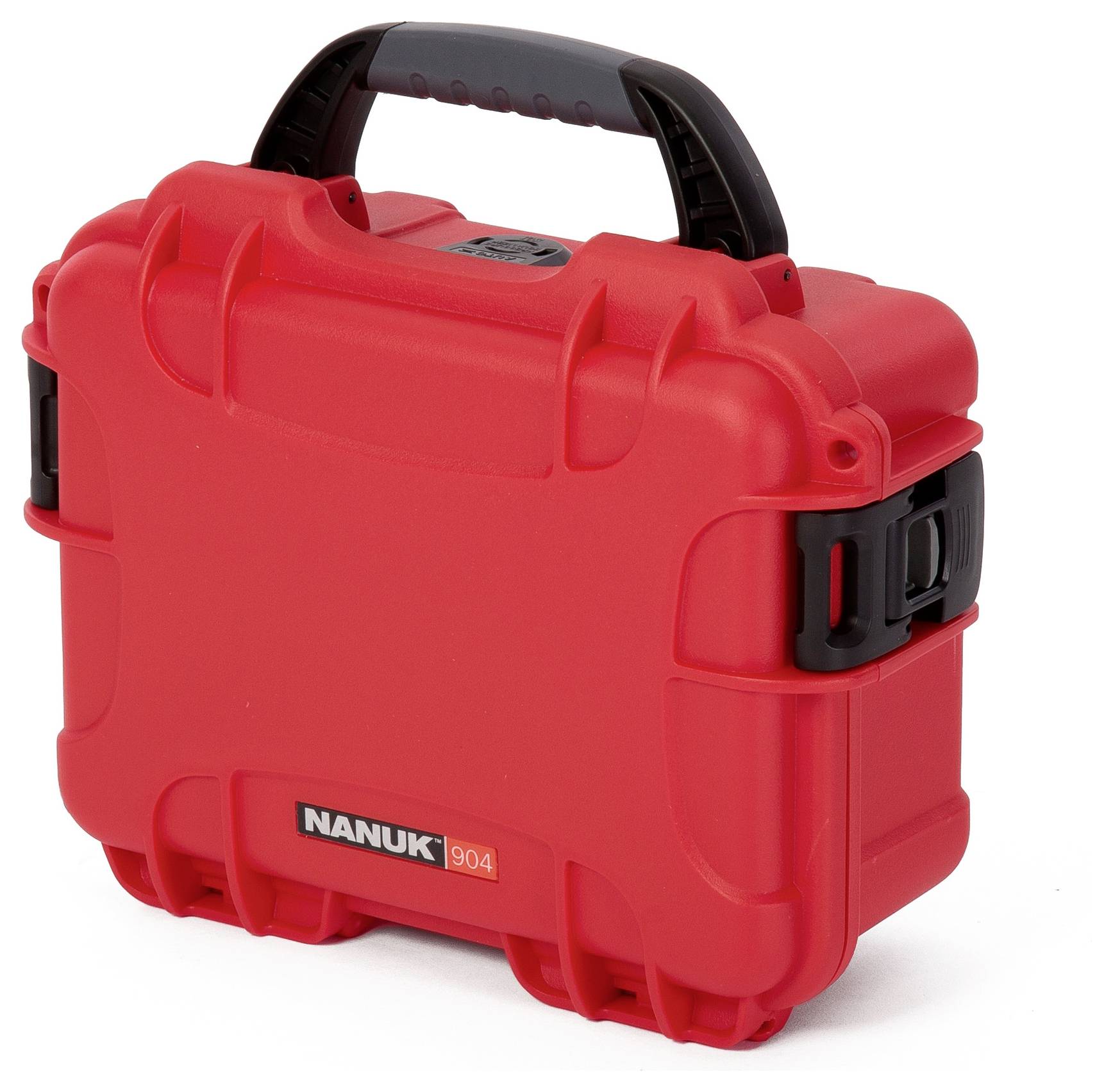 Czerwona, solidna walizka z czarnym uchwytem. Etykieta 'Nanuk 904' z przodu.