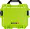 Świecący zielony, wytrzymały kufer Nanuk 905 z czarną rączką, idealny do ochrony delikatnego sprzętu.