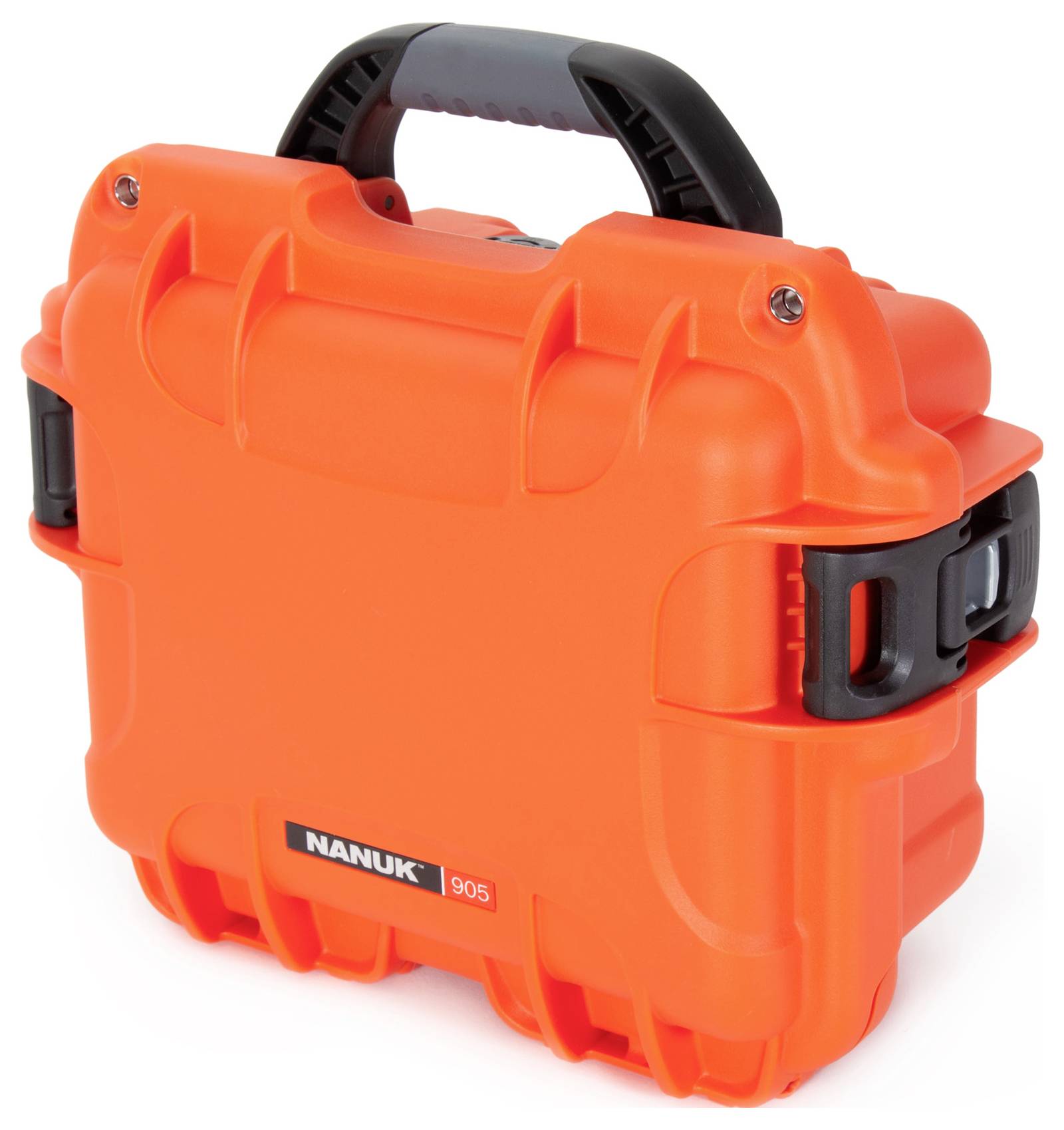 Świecący pomarańczowy twardy kufer Nanuk 905 z czarną rączką, wytrzymałą konstrukcją i zamkami bezpieczeństwa.