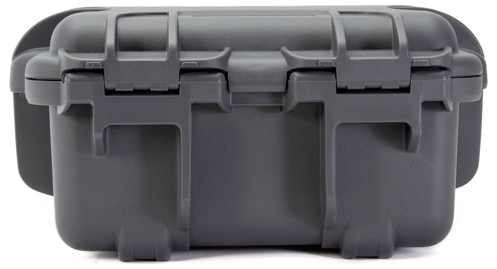 Szary, wytrzymały kufer z tworzywa sztucznego z dużymi zamknięciami, odpowiedni do bezpiecznego transportu delikatnych przedmiotów.