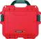 Czerwony, wytrzymały kufer marki 'Nanuk 905' z zielonym uchwytem i zamknięciami, przeznaczony do bezpiecznego transportu delikatnego sprzętu.