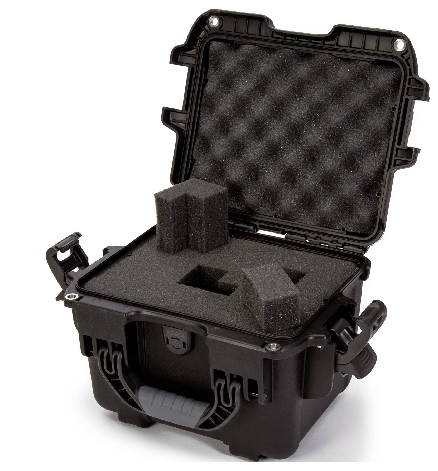 Czarny, otwarty kufer ochronny z wyściółką piankową i przegródkami wewnątrz. Idealny do bezpiecznego transportu delikatnych przedmiotów.