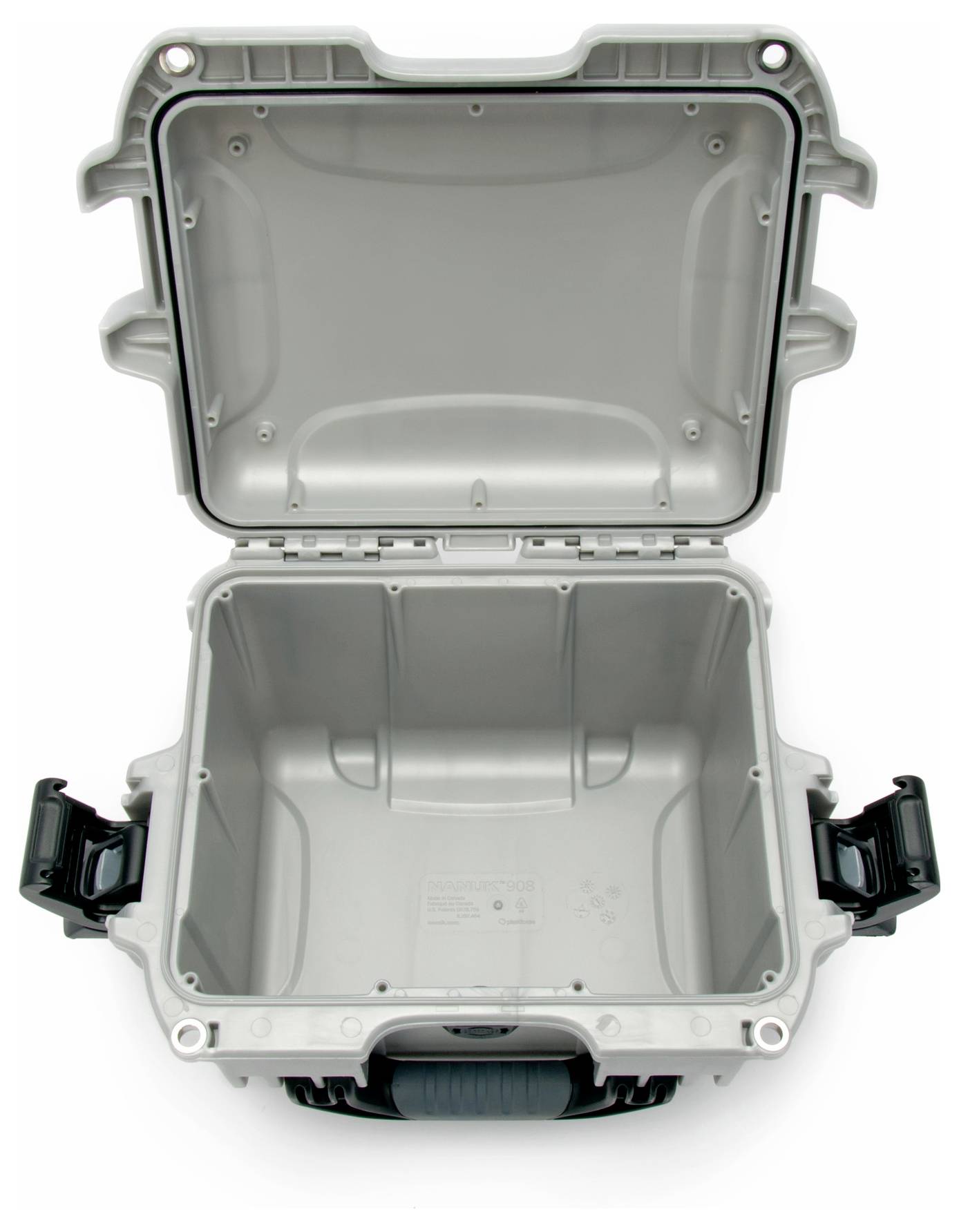 Otwarty, pusty, twardy kufer w jasnoszarym kolorze, solidny, z dwoma czarnymi zamknięciami po bokach i uchwytem z przodu.