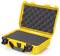 Żółty, otwarty, wytrzymały twardy kufer z czarną pianką wewnątrz, odpowiedni do bezpiecznego transportu delikatnych urządzeń.