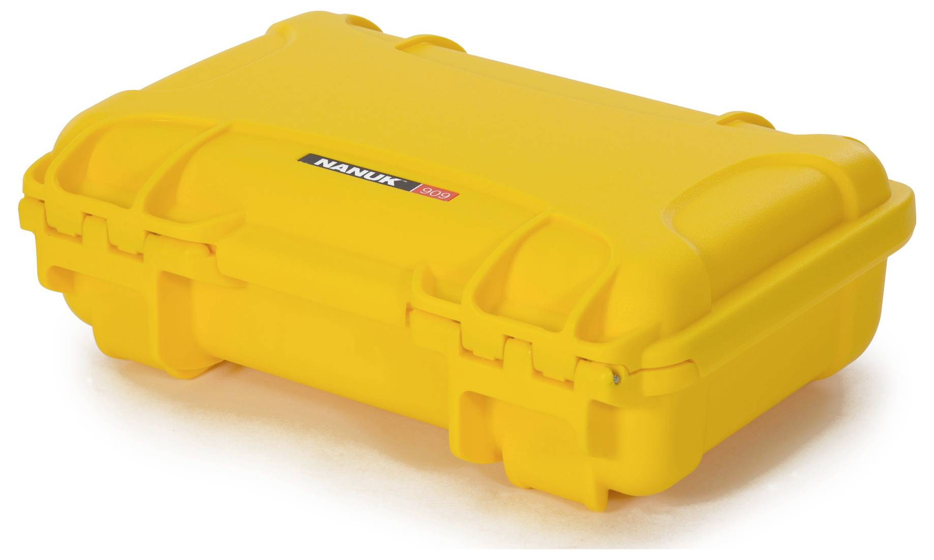 Żółty, wytrzymały twardy kufer z napisem 'Nanuk 905'. Stworzony do ochrony delikatnego sprzętu.