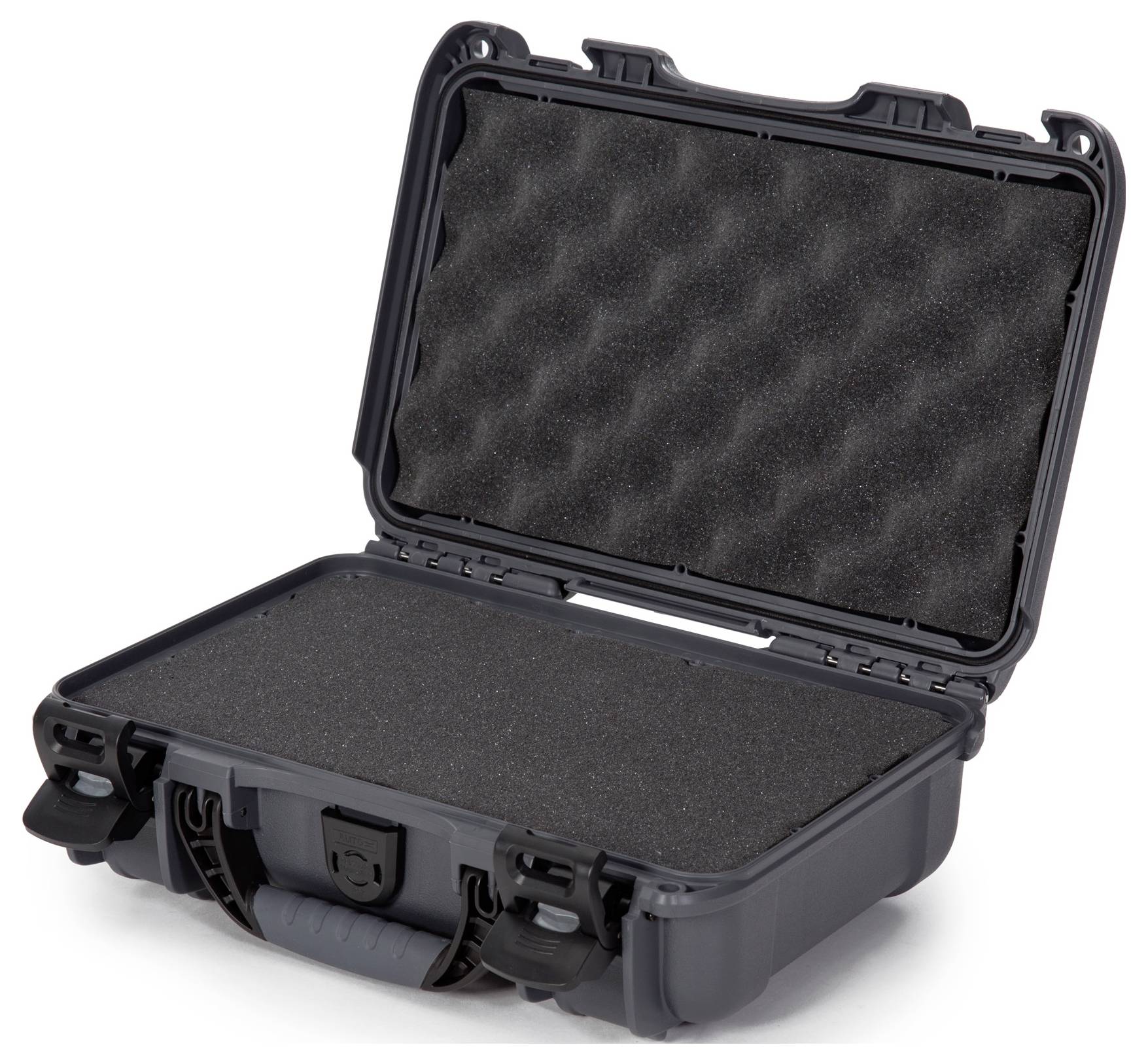 Czarny, twardy kufer z otwartą pokrywą, wyłożony wewnątrz pianką, idealny do bezpiecznego transportu delikatnych przedmiotów.