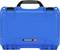 Niebieski twardy kufer marki NANUK, model 909, z solidnymi zamknięciami i ergonomicznym uchwytem.
