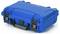 Niebieski kufer ochronny o wytrzymałej konstrukcji, z dwoma czarnymi zamkami i szarym uchwytem, odpowiedni do bezpiecznego transportu delikatnych przedmiotów.