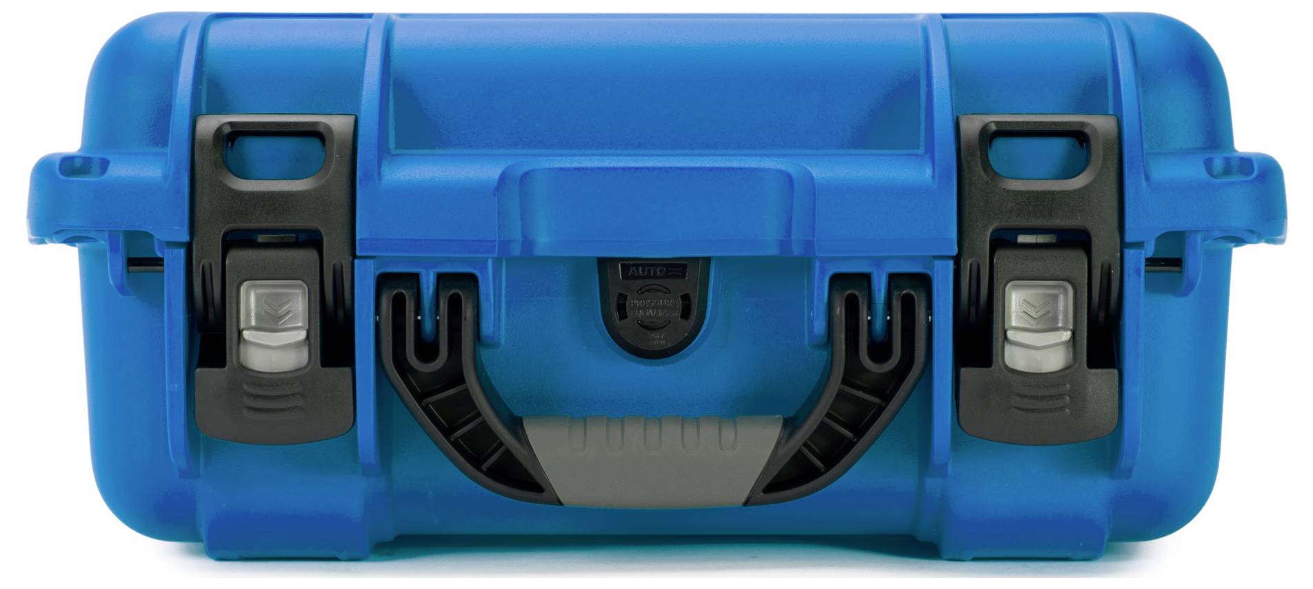 Niebieska, wytrzymała skrzynia transportowa z dwoma czarnymi zamknięciami z przodu. Idealna do bezpiecznego przewożenia i ochrony delikatnych przedmiotów.