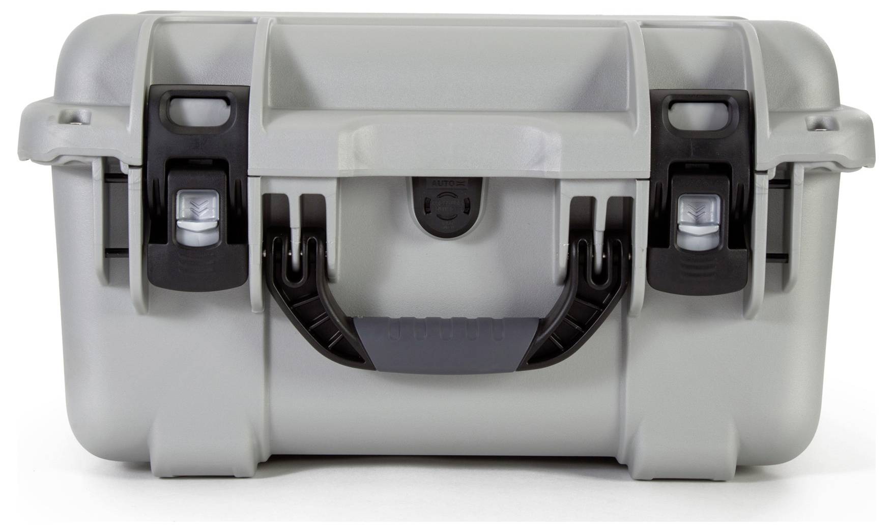 Szary, wytrzymały plastikowy kufer z dwoma czarnymi zatrzaskami i uchwytem z przodu. Nadaje się do transportu delikatnego sprzętu.