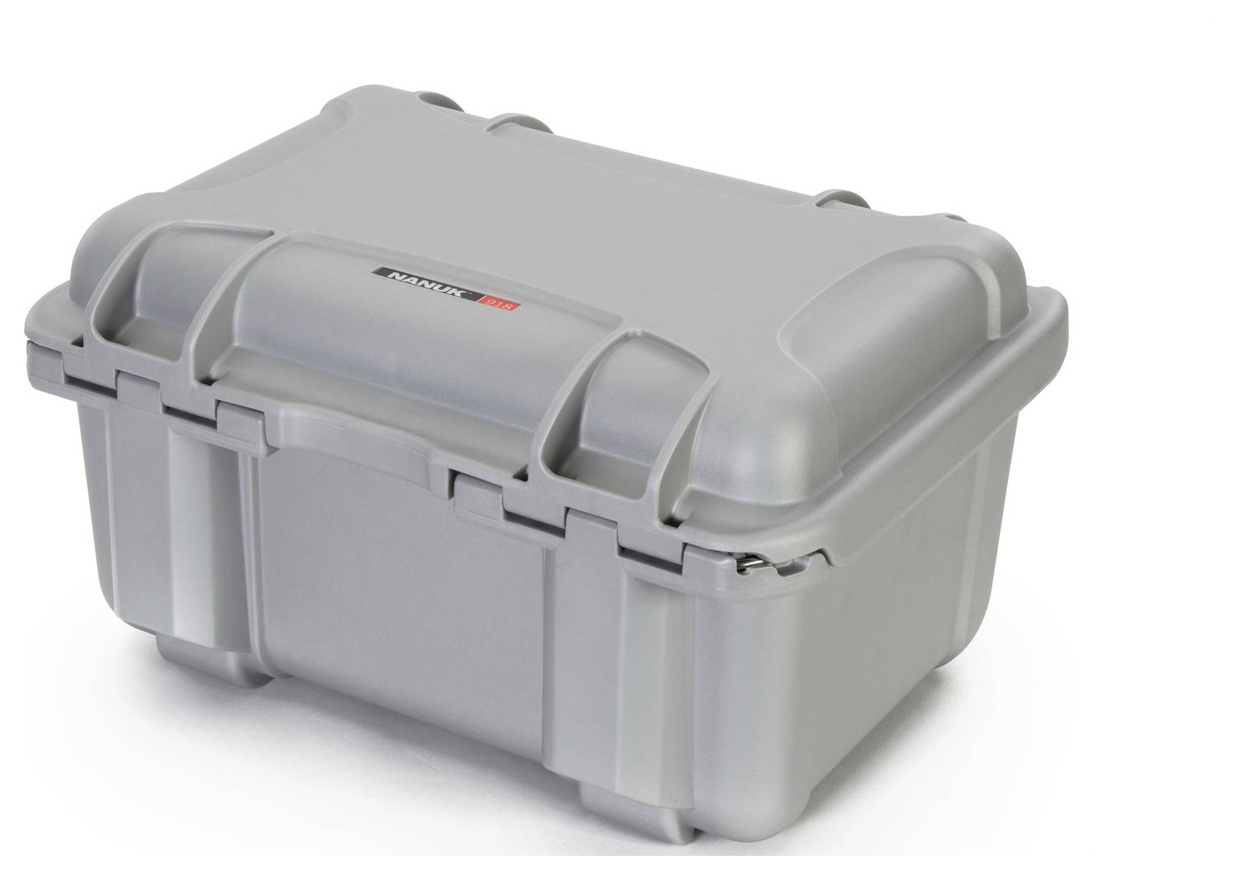 Szary, wytrzymały, prostokątny kufer ochronny z zatrzaskami. Nazwa marki na przedniej stronie. Odpowiedni do bezpiecznego transportu.