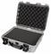 Szary, otwarty futerał ochronny z czarną wkładką piankową wewnątrz, odpowiedni do bezpiecznego transportu delikatnych urządzeń.