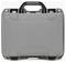 Szary, wytrzymały plastikowy kufer z czarną rączką, mocnym zamknięciem i wzmocnionymi narożnikami, odpowiedni do bezpiecznego transportu.