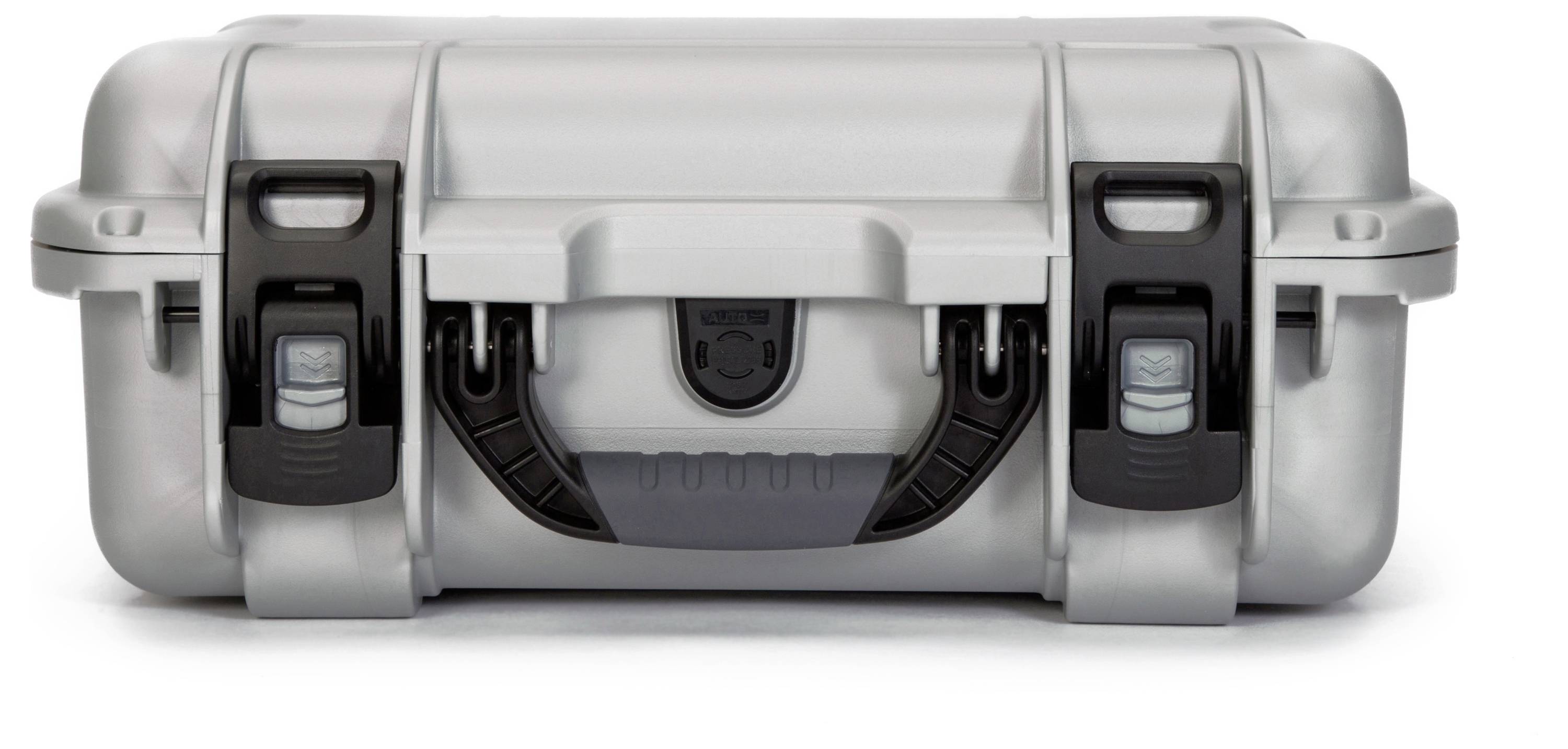 Srebrny, solidny kufer z czarną rączką i zamkami.