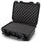 Czarny, wyściełany kufer, otwarty, ukazujący wewnętrzną warstwę ochronnej pianki. Idealny do bezpiecznego transportu delikatnego sprzętu.