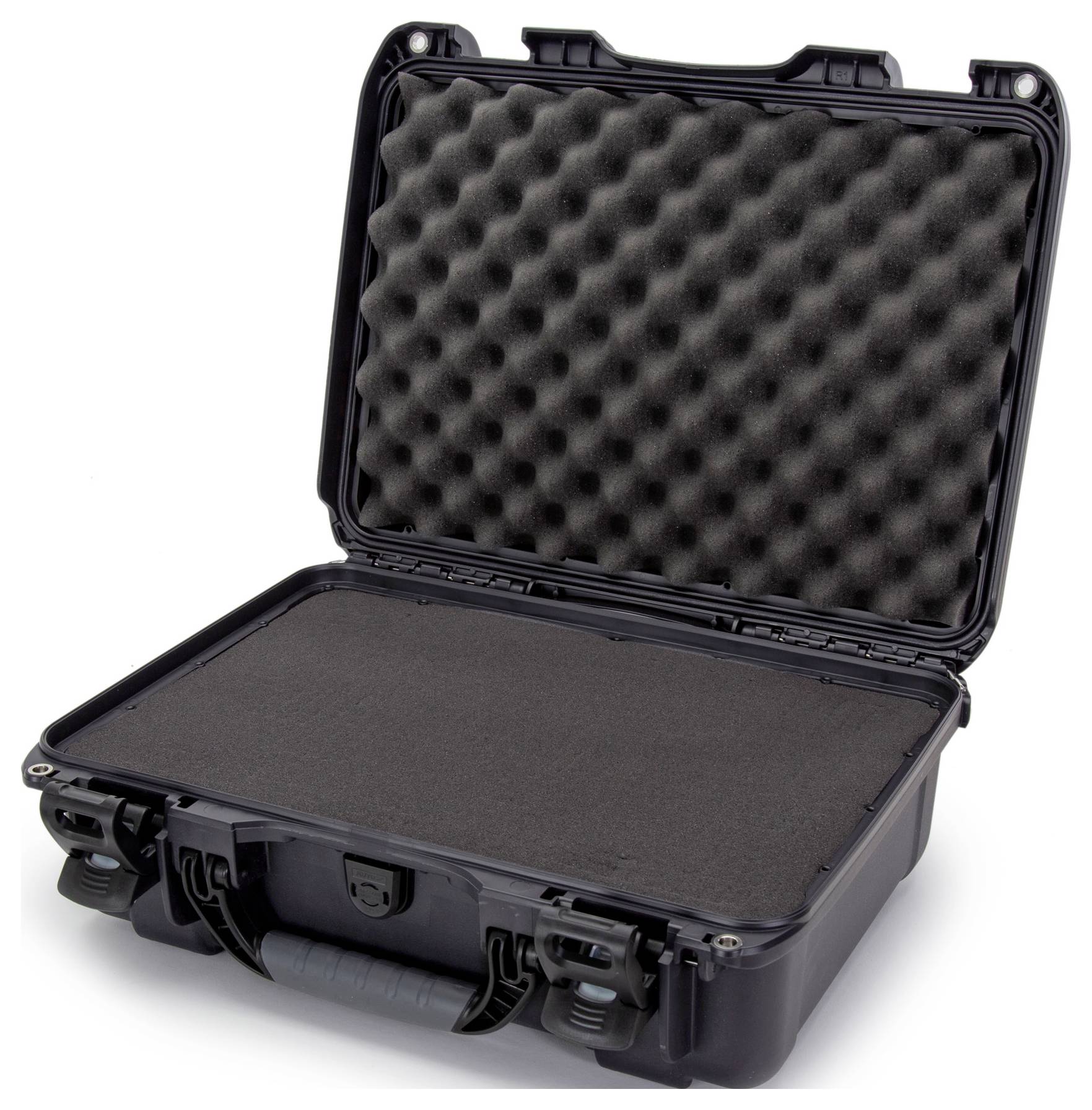 Czarny, twardy kufer z otwartą pokrywą, wyposażony we wnętrze wyłożone pianką ochronną, przeznaczony do bezpiecznego transportu delikatnych przedmiotów.