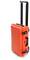 Pomarańczowa, wytrzymała walizka z czarnymi uchwytami i kółkami, stojąca pionowo, z wysuwaną rączką na górze.