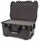 Czarny, otwarty twardy kufer z wkładką piankową, zapewniający ochronę przed wstrząsami i warunkami atmosferycznymi, idealny do przewozu delikatnego sprzętu.