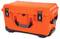 Pomarańczowy, mocny kufer transportowy z czarnymi uchwytami i zamknięciami, idealny do zabezpieczania delikatnych przedmiotów.