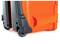 Pomarańczowa walizka z czarnymi kółkami i wzmocnionymi narożnikami.