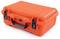 Pomarańczowy, solidniejszy plastikowy kufer z kilkoma czarnymi zamknięciami i wytrzymałym uchwytem. Idealny do bezpiecznego transportu.