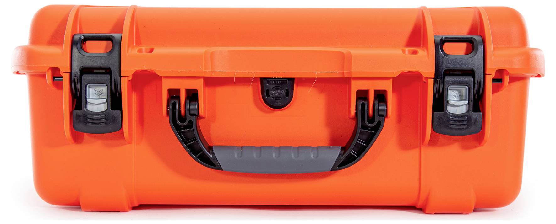 Pomarańczowy, wytrzymały twardy kufer z czarnym uchwytem i zamkami. Odpowiedni do bezpiecznego transportu sprzętu.