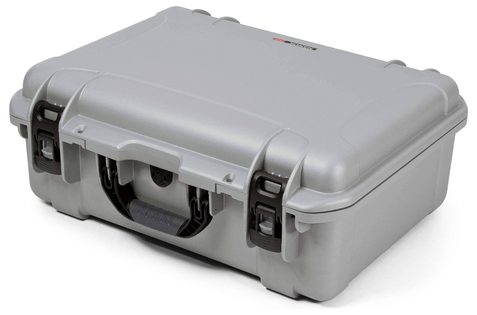 Srebrny, wytrzymały kufer ochronny z uchwytem do przenoszenia i zatrzaskami, odpowiedni do transportu delikatnego sprzętu.