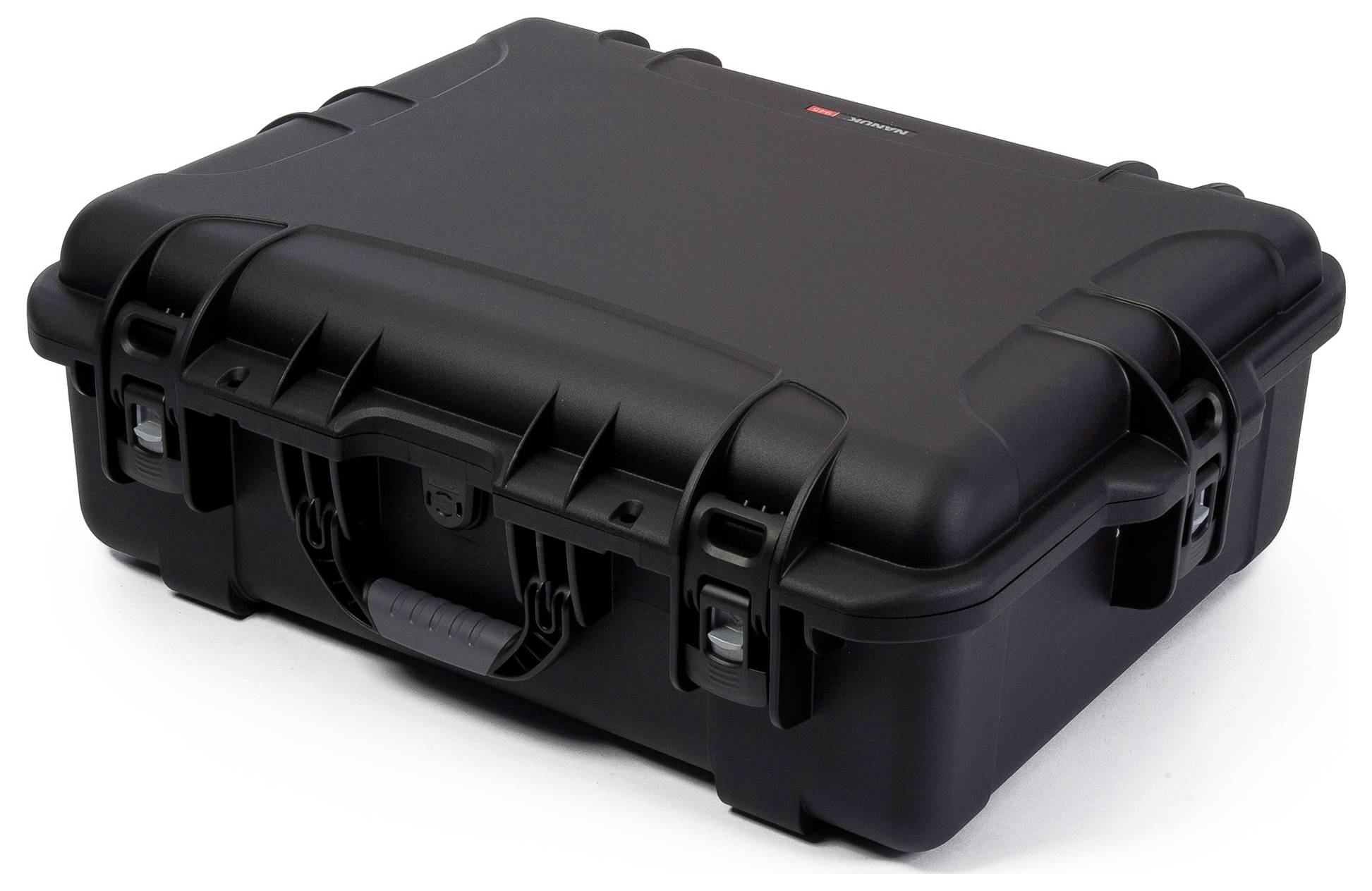 Czarny, wytrzymały kufer z tworzywa sztucznego z zamknięciami bocznymi i uchwytem, odpowiedni do bezpiecznego transportu wrażliwego sprzętu.