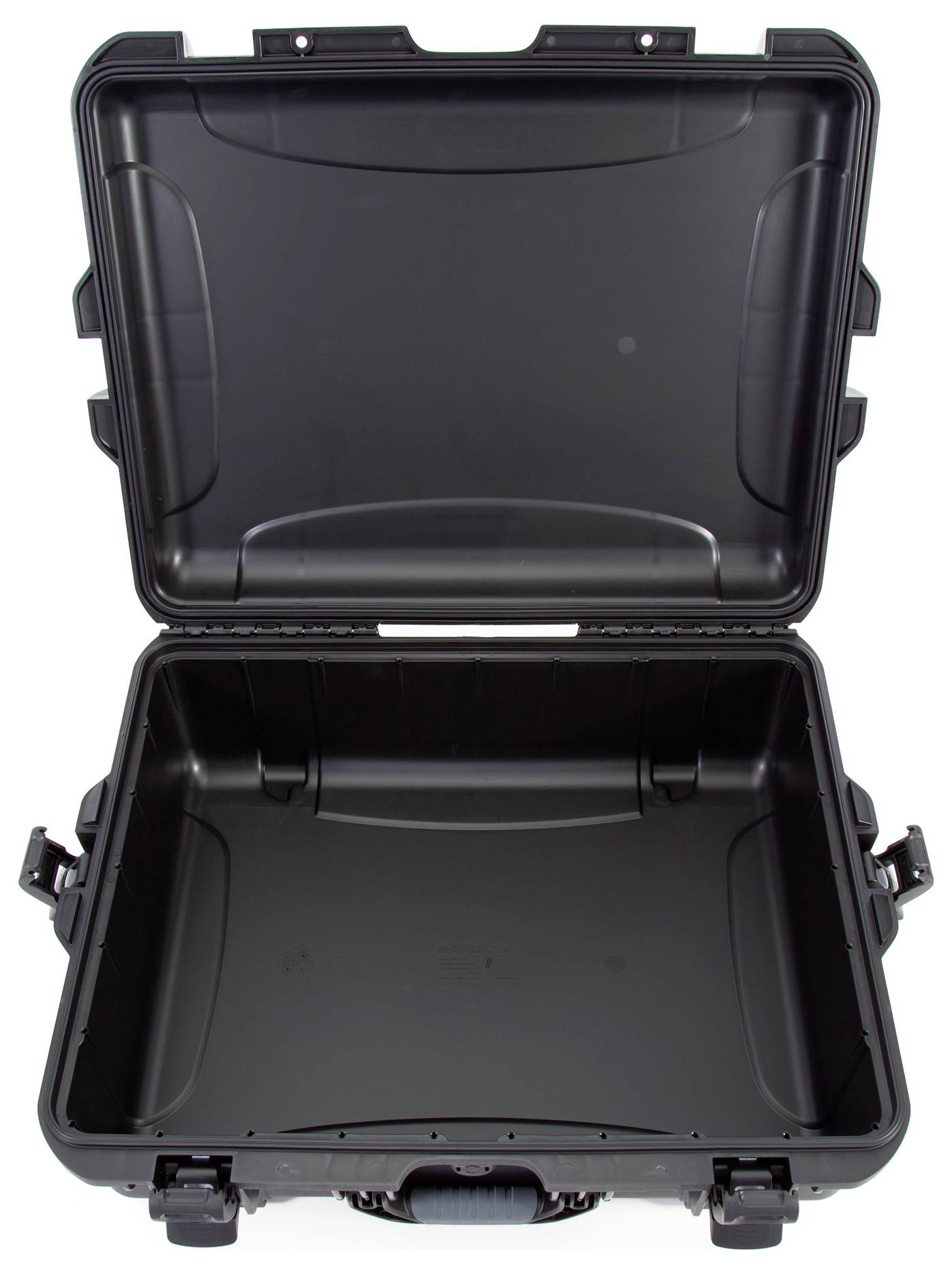 Otwarty, pusty czarny twardy kufer transportowy o wytrzymałej konstrukcji, przeznaczony do ochrony delikatnego sprzętu podczas przewozu.