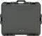 Solidny, ciemnoszary kufer ochronny z etykietą 'NANUK 945'. Idealny do bezpiecznego transportu cennego sprzętu.
