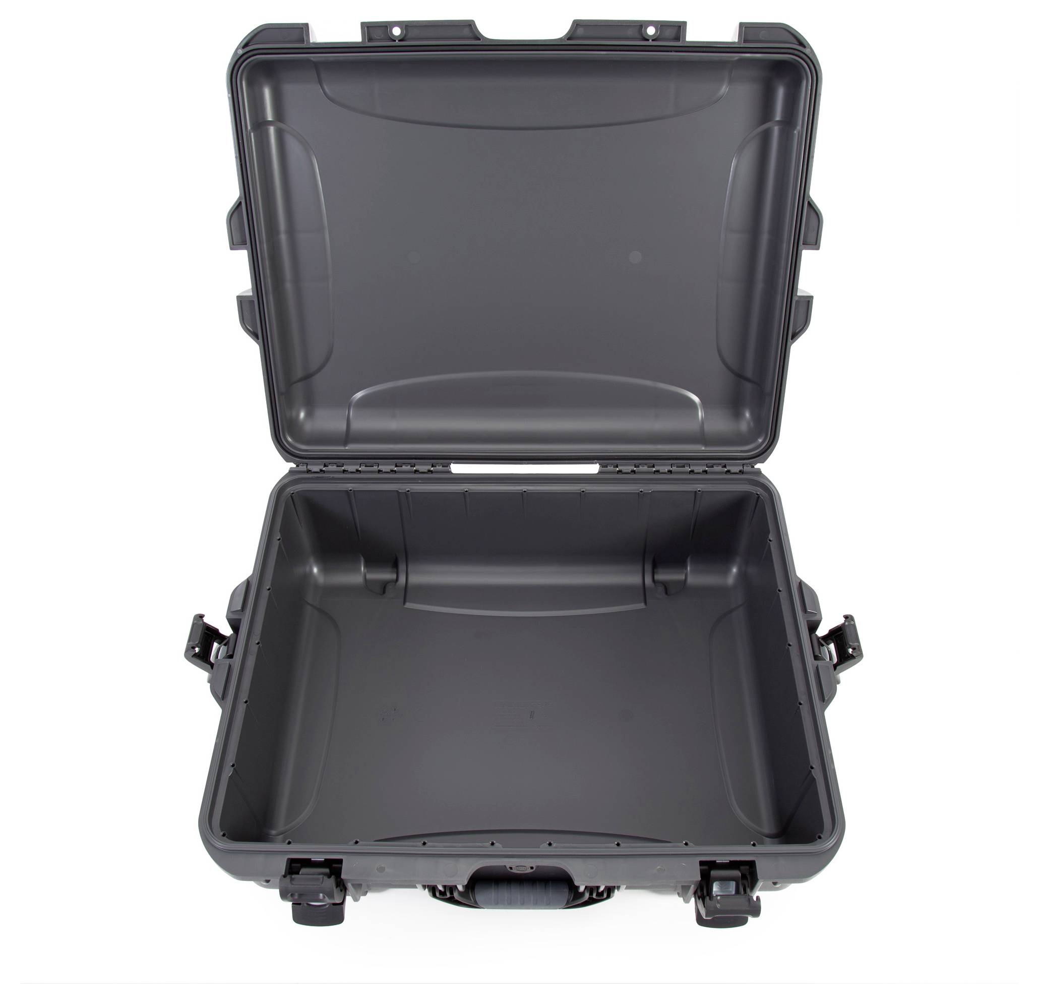 Czarny, otwarty kufer o wytrzymałej konstrukcji, przeznaczony do bezpiecznego przechowywania i transportu delikatnych urządzeń lub przedmiotów.