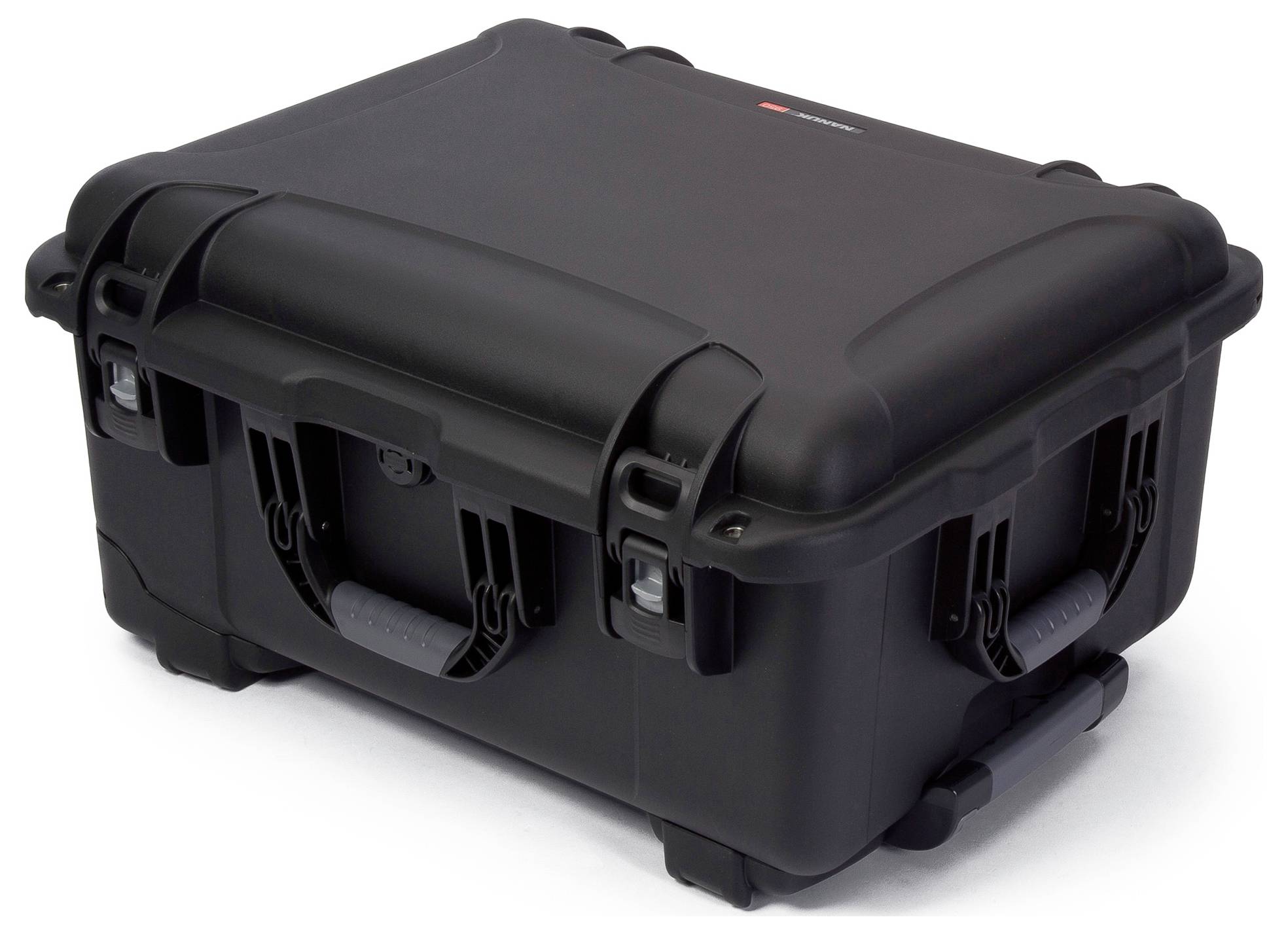 Czarny, solidny kufer ochronny z wytrzymałymi zamknięciami i uchwytami, odpowiedni do bezpiecznego transportu delikatnych przedmiotów.