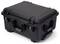 Czarny, solidny kufer ochronny z wytrzymałymi zamknięciami i uchwytami, odpowiedni do bezpiecznego transportu delikatnych przedmiotów.