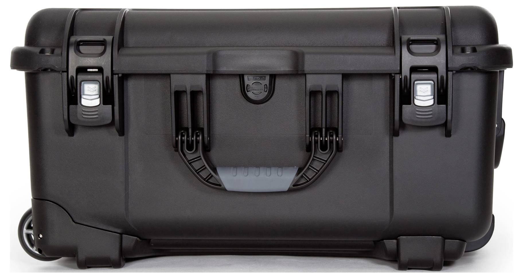 Czarny, zamykany kufer z uchwytem i kółkami, odpowiedni do bezpiecznego transportu delikatnego sprzętu.