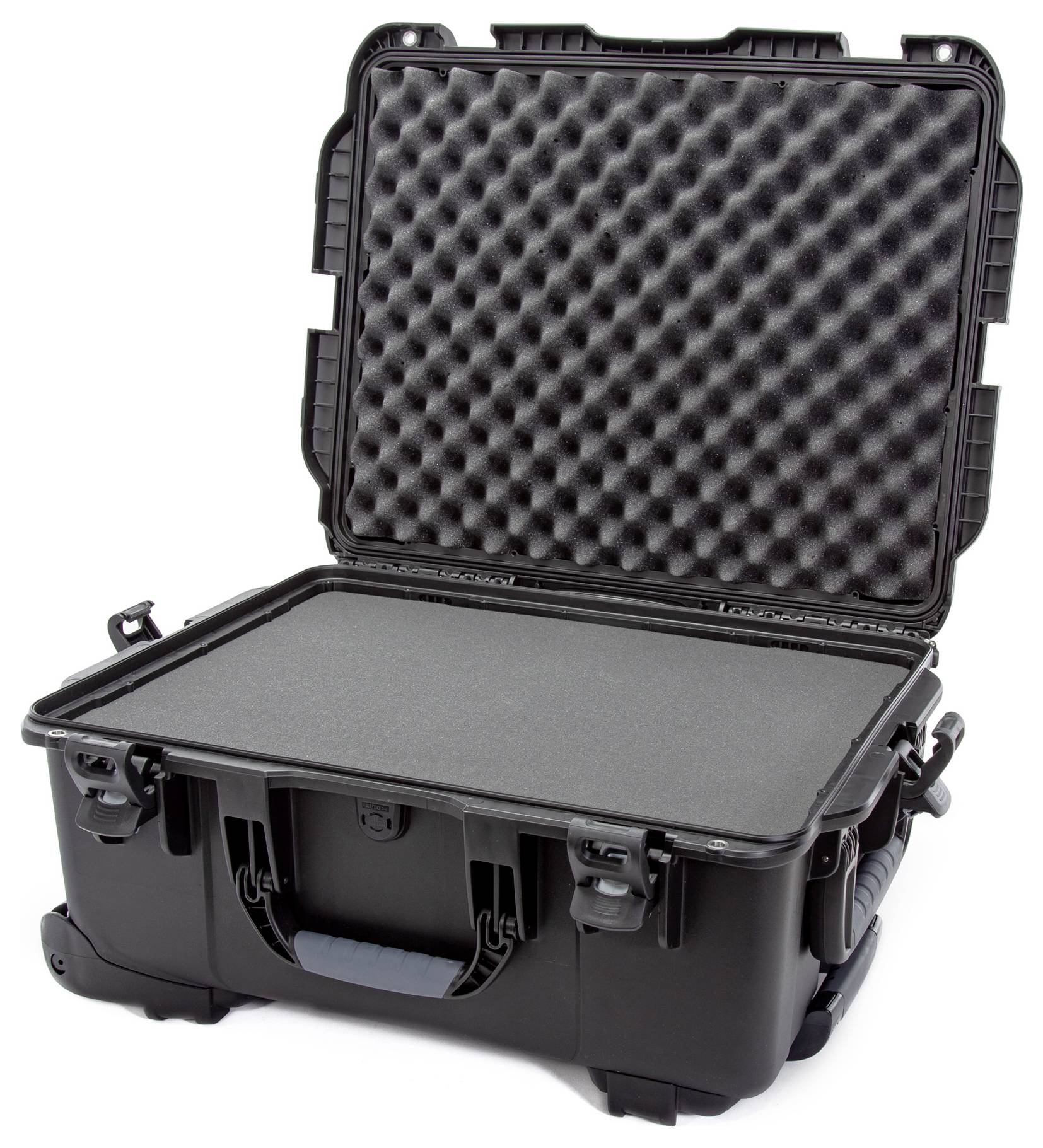 Otwarty czarny twardy kufer z wyściółką piankową; odpowiedni do ochrony delikatnych urządzeń lub przedmiotów.