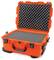 Pomarańczowy, solidniejszy kufer ochronny z czarną pianką wewnątrz. Kufer jest otwarty i prezentuje swoje bezpieczne wnętrze.